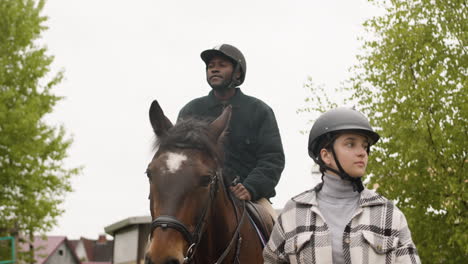 uomo a cavallo all'aperto