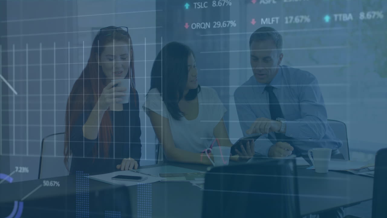 다양한 동료들이 사무실에서 태블릿을 통해 토론하는 주식 시장 데이터 처리의 애니메이션