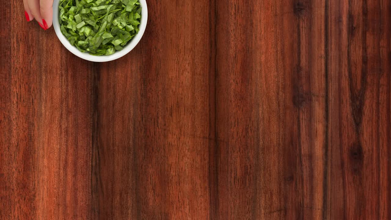 ofreciendo hojas de espinaca picadas