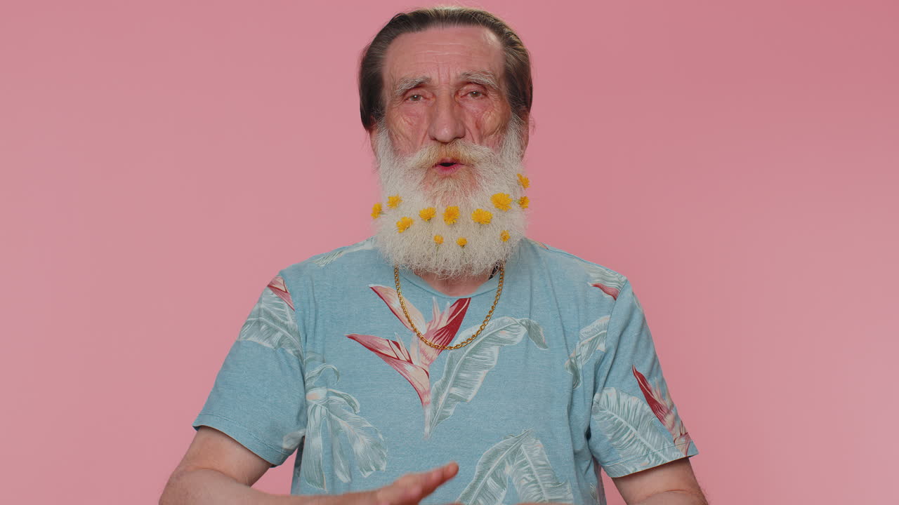 el abuelo mayor el anciano respira profundamente con el gesto mudra, los ojos cerrados, meditando mente pacífica