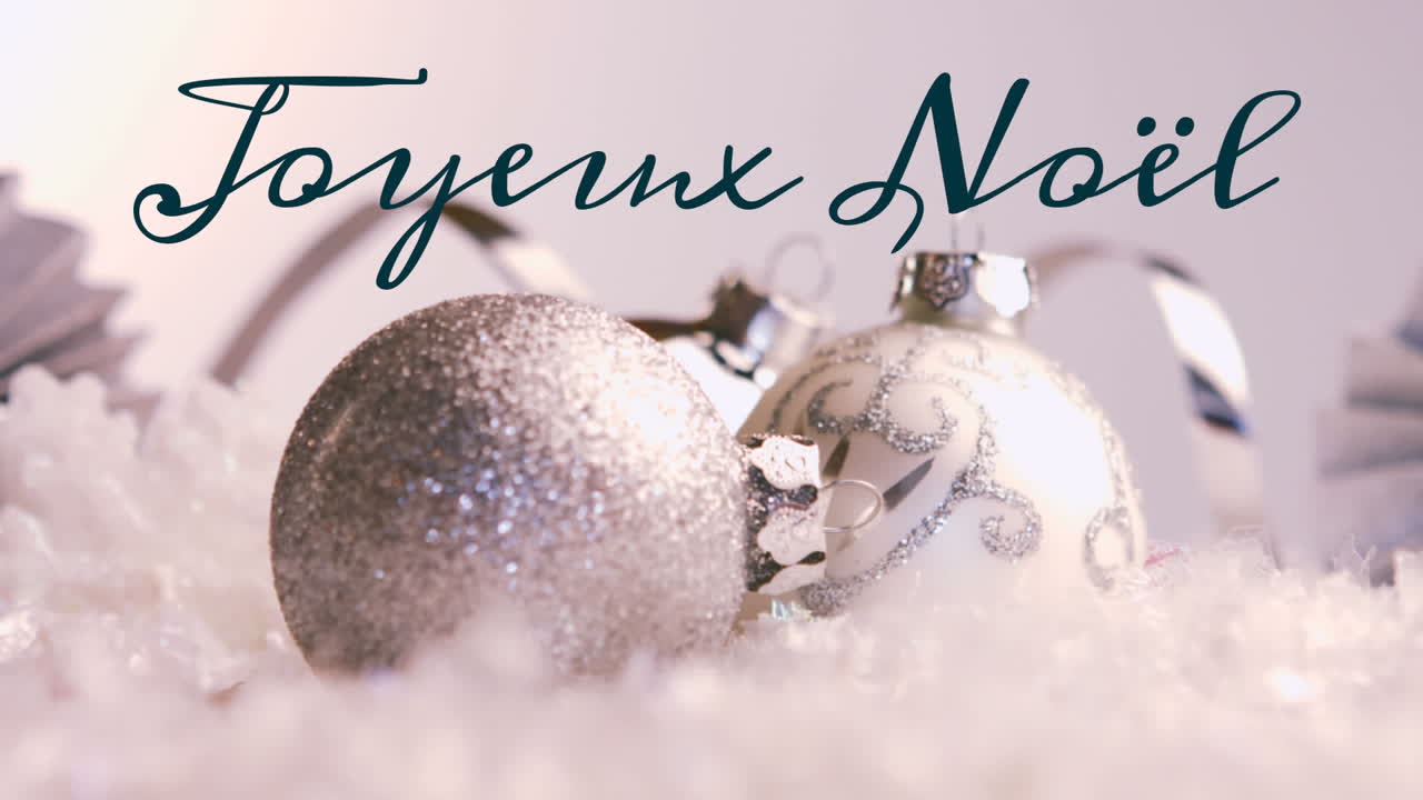joyeux noël escrito sobre las decoraciones de navidad