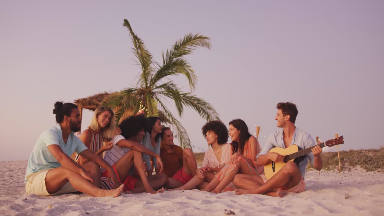 amigos disfrutando en la playa