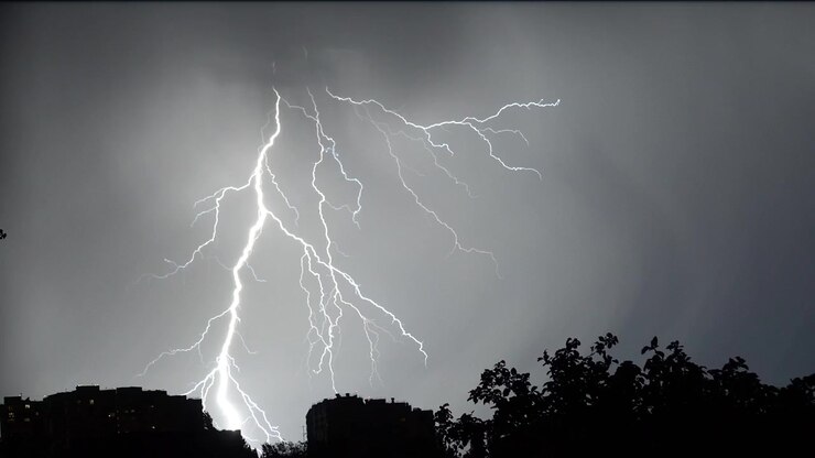 Fulmini e tuoni. Il fulmine squarcia l'oscurità.