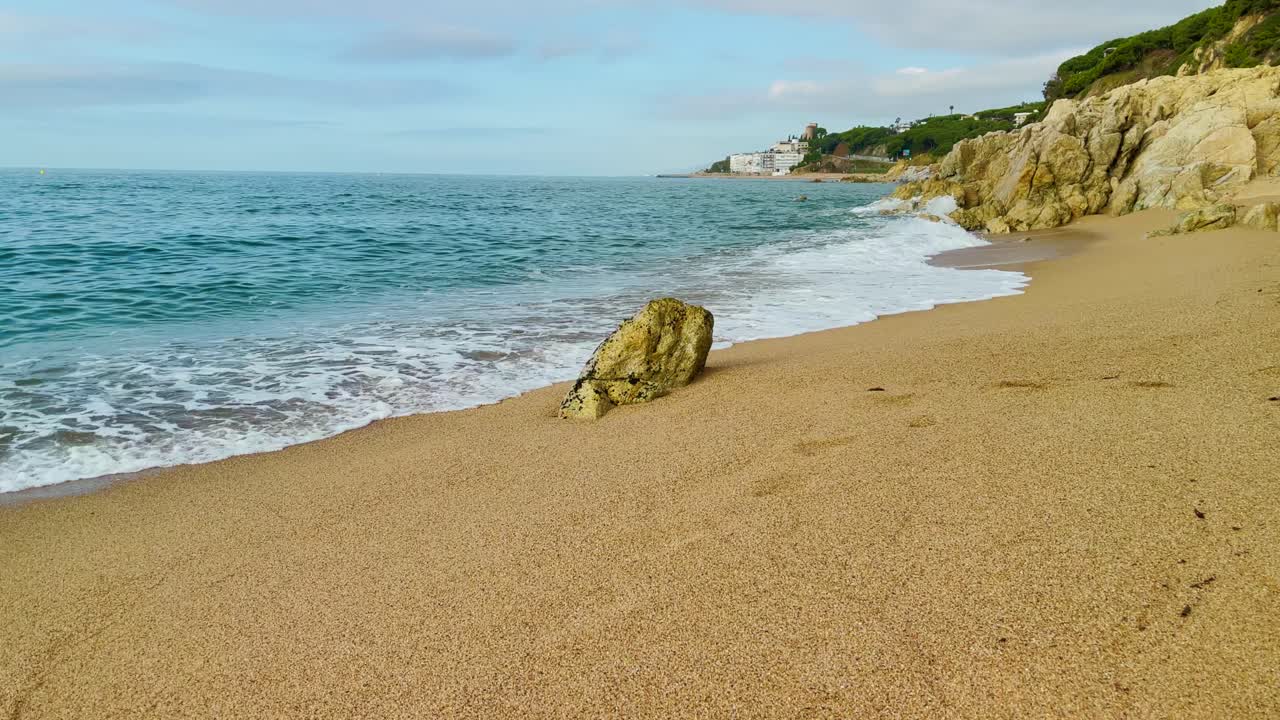 sant pol hermosa playa paradisíaca en la costa mediterránea del maresme barcelona vista aérea agua azul turquesa con rocas naturales