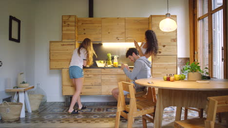 amigos divirtiéndose en una cocina moderna