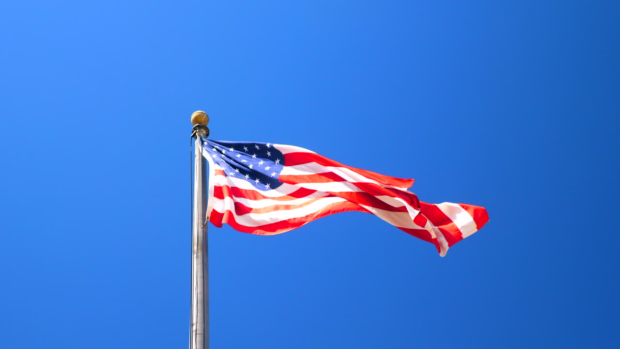 bandera americana contra el cielo azul