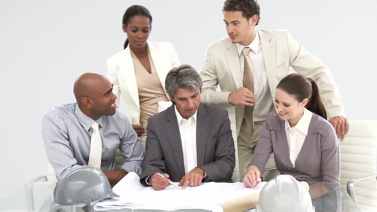 arquitectos ambiciosos estudiando planos