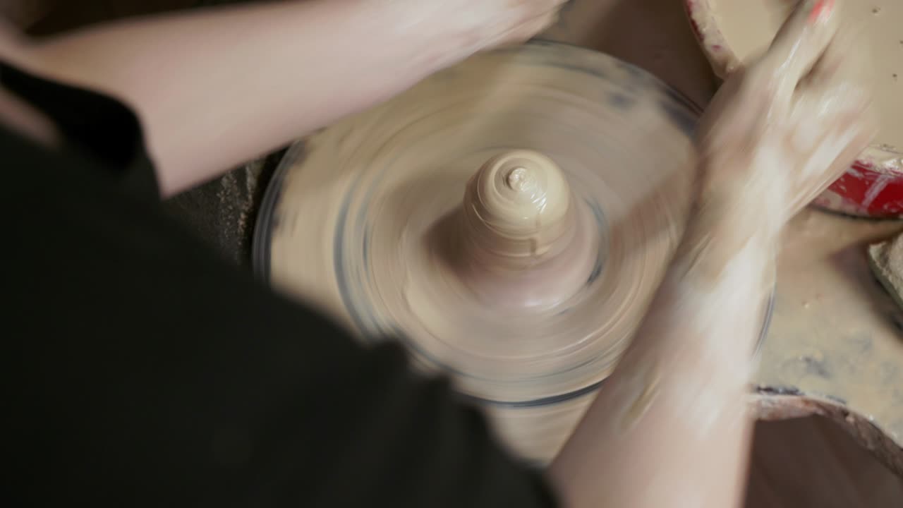 여성 도자기는 점토로 접시를 만들고, 여성은 도자기 바에서 항아리를 만든다.