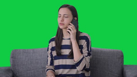 chica india hablando por teléfono pantalla verde