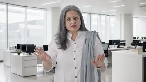 una mujer de negocios india de alto rango hablando en serio.