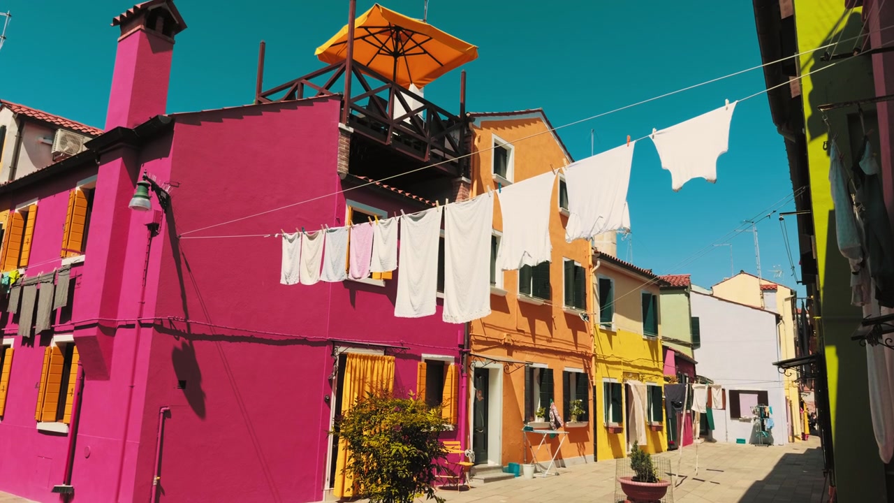 Bucato steso a Burano sopra case dai colori vivaci