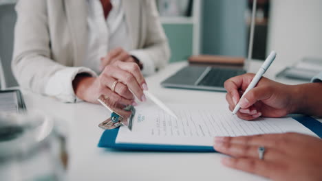 mujer de negocios firmando un contrato