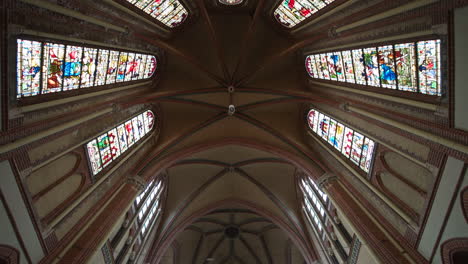Paneles-De-Vidrieras-En-El-Techo-De-Bóveda-De-Crucería-De-La-Iglesia-Gouwekerk-En-La-Ciudad-Holandesa-De-Gouda