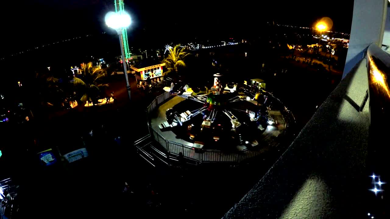 los pilotos pilotan sus propios aviones en este paseo giratorio en un parque de atracciones junto al mar.