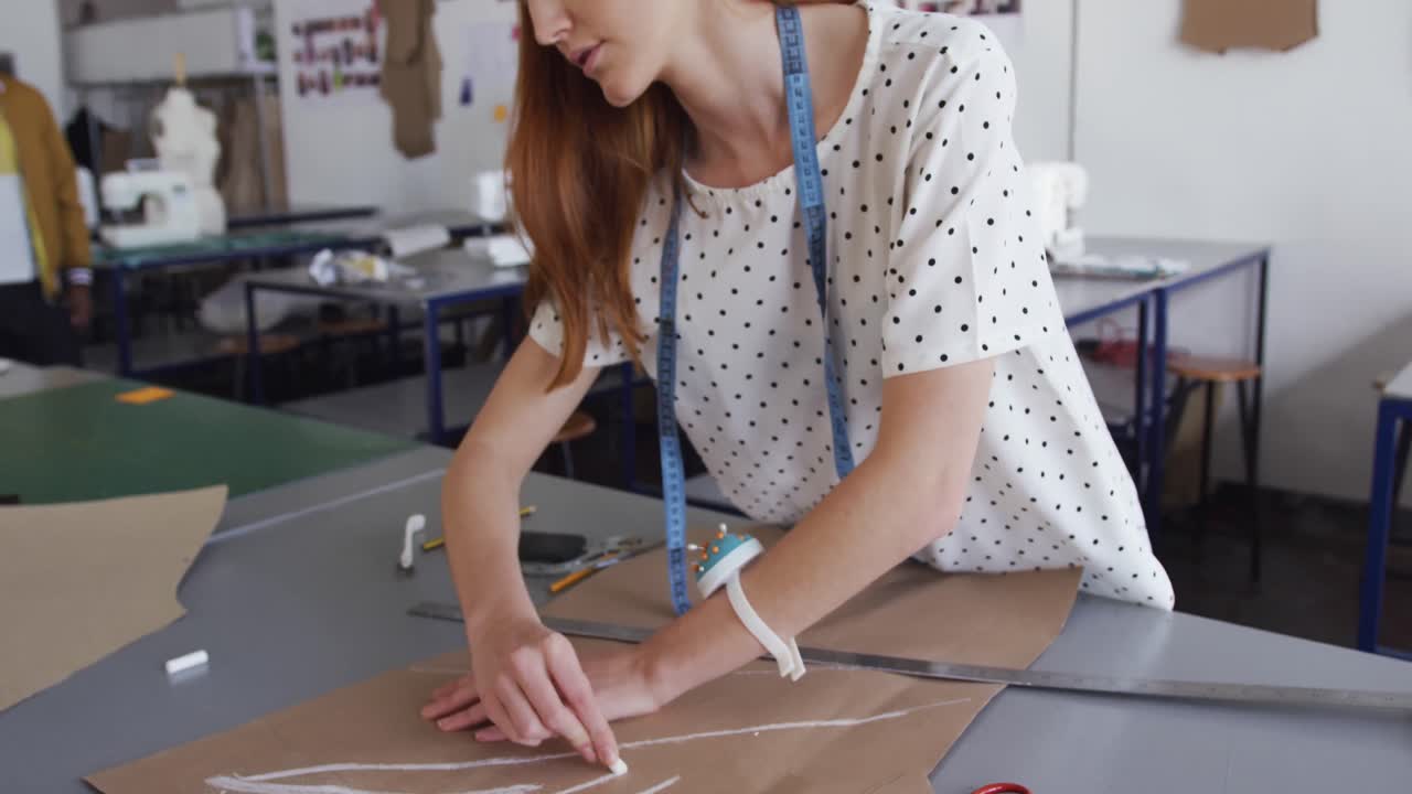 mujer caucásica que trabaja en una oficina de moda