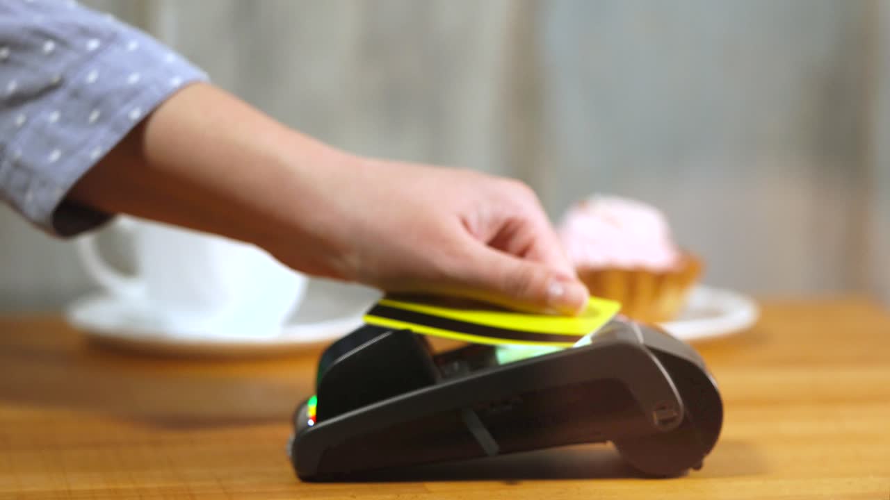 Making a payment with credit card at a cafe