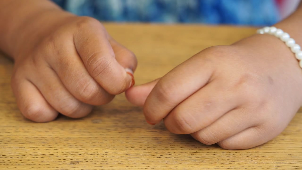 Primo piano delle mani di un bambino che giocano con le dita
