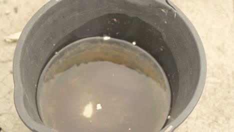 balde de agua sucia arremolinándose