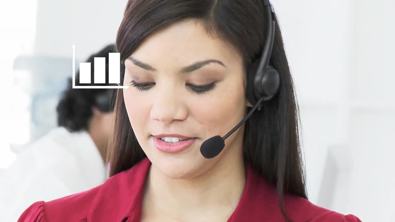 icono de gráfico contra mujer caucásica ejecutiva de atención al cliente que trabaja en la oficina