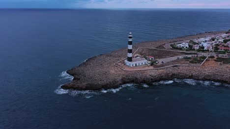 Inclinación-Aérea-Hasta-Revelar-El-Faro-De-Artrutx-En-Menorca-España