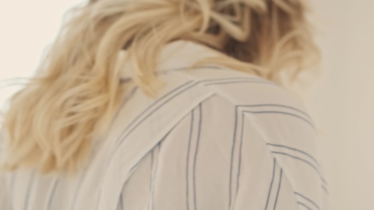 개방된 창문 근처에 있는 아름다운 미소 짓는 여자, 움직임, 카메라가 움직이는 것, 360도.