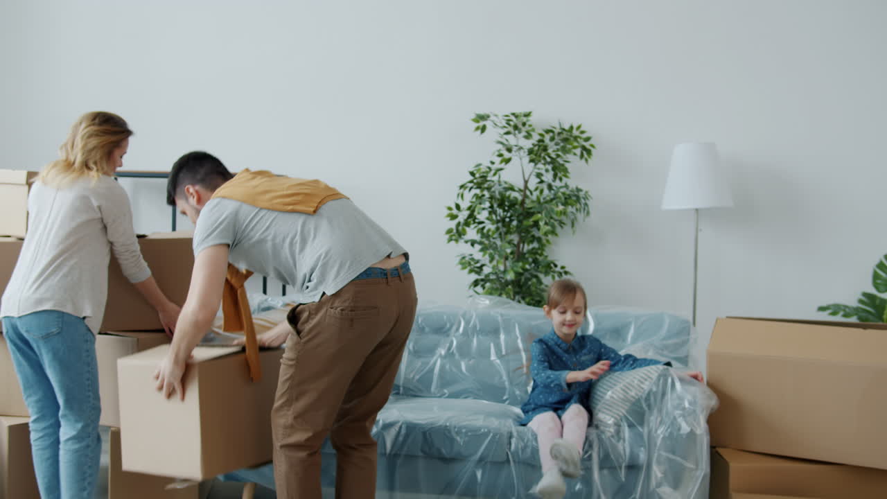 la familia se muda a un nuevo hogar