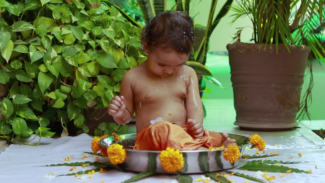 un bambino carino che si bagna in una vasca da bagno decorata all'aperto da una prospettiva unica