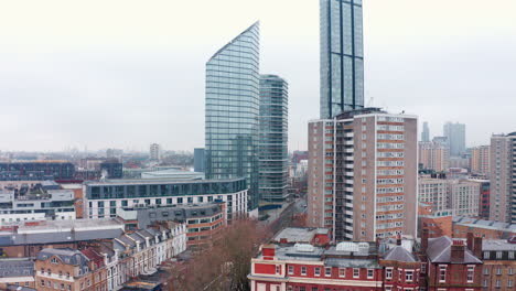 Aufsteigende-Drohnenaufnahme-Der-City-Road-Towers-Angel-Islington-London