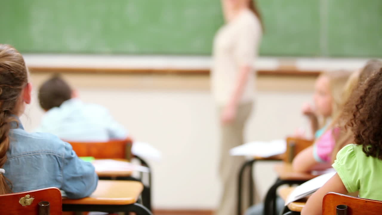 amigos pasando una nota