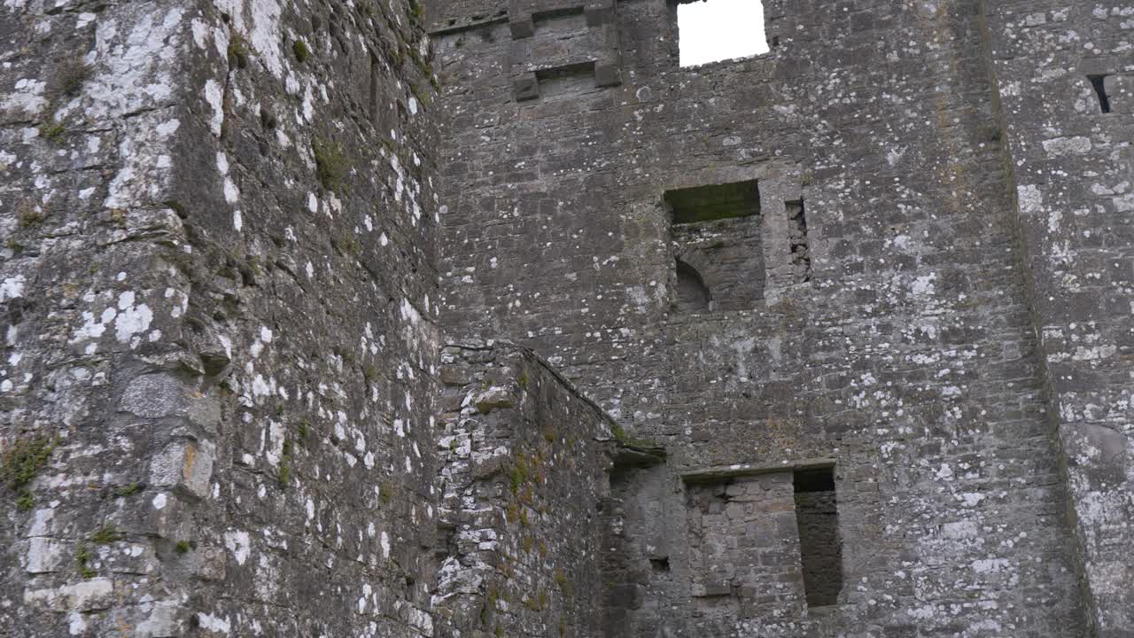 As imponentes ruínas de calcário e os muros de pedra medievais de Bective, no condado de Meath