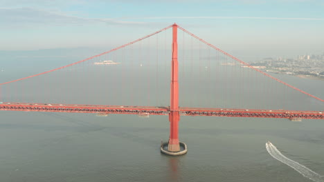 Tiro-Deslizante-Con-Tráfico-A-Lo-Largo-Del-Puente-Golden-Gate