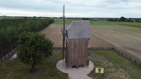 Antiguo-Molino-De-Viento-De-Madera-Antena-Medieval-Circulando-A-La-Izquierda-Día-Nublado