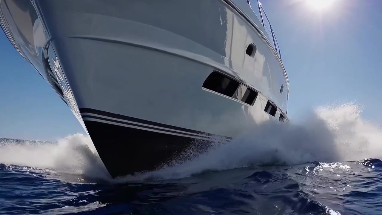 Yacht di lusso che naviga attraverso le acque dell'oceano aperto