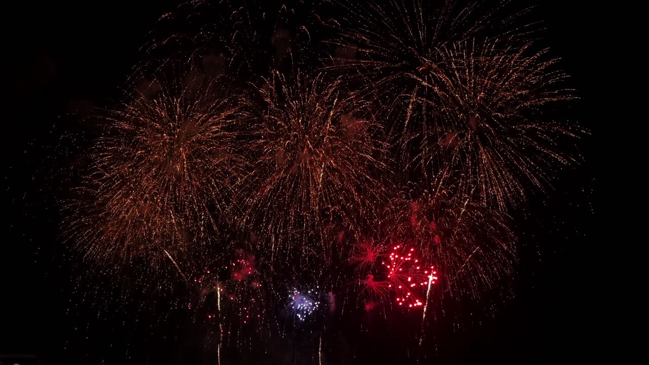 exhibición explosiva de colores brillantes de fuego de una exhibición de pirotecnia durante un festival de fuegos artificiales en una provincia de tailandia