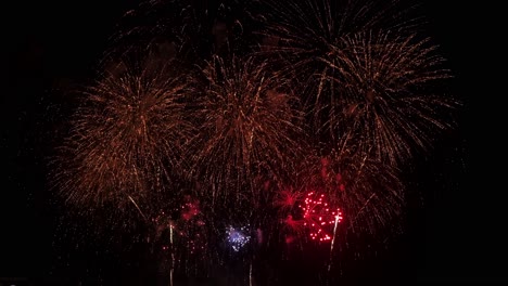 Explosive-Darstellung-Heller,-Feuriger-Farben-Einer-Pyrotechnik-Vorführung-Während-Eines-Feuerwerksfestivals-In-Einer-Provinz-In-Thailand