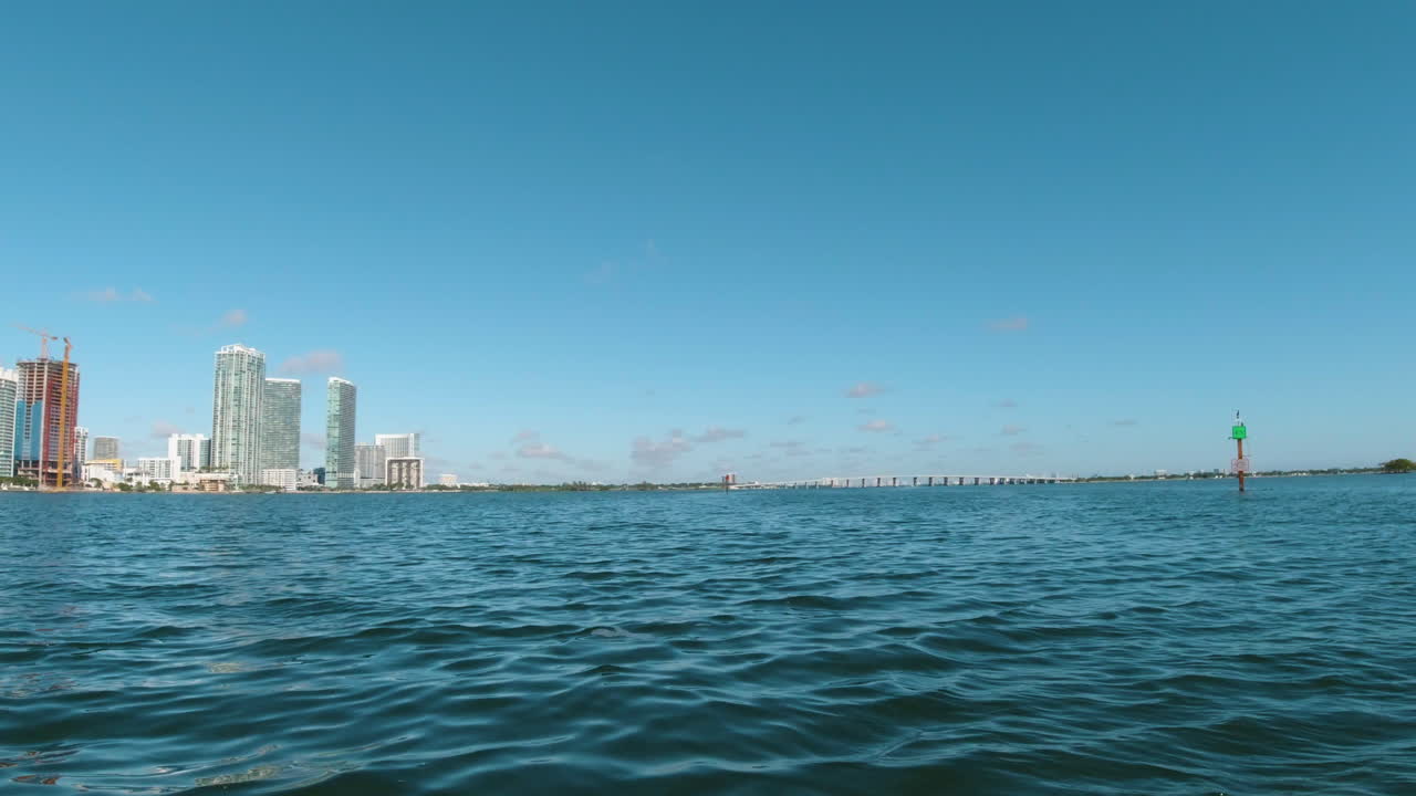 마이애미 플로리다 근처의 비스케인 만을 통해 급격하게 오른쪽으로 회전하는 작은 수상기에서  ⁇