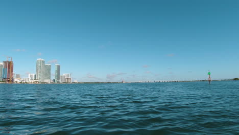 Aufnahme-Von-Einem-Kleinen-Wasserfahrzeug,-Das-Scharf-Rechts-Durch-Die-Biscayne-Bay-In-Der-Nähe-Von-Miami,-Florida,-Abbiegt