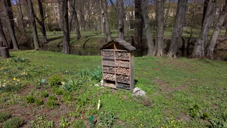 Hotel-De-Insectos-En-El-Jardín-Botánico-De-La-Ciudad-De-Olomouc-Para-La-Educación-De-Los-Visitantes-Y-La-Sostenibilidad-De-Los-Insectos