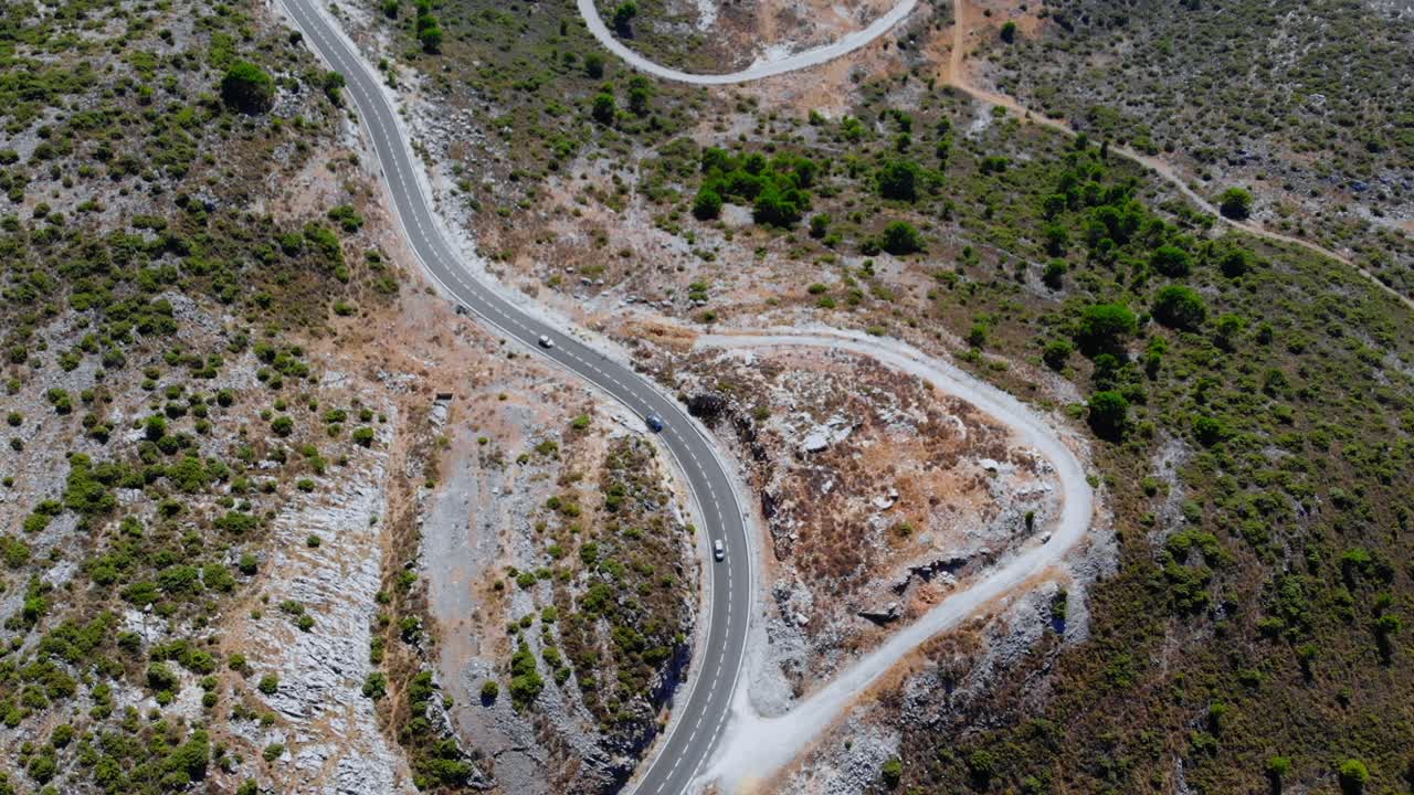 fotografía de algunos coches conduciendo en una carretera en la naturaleza a través del terreno en andalucía, españa