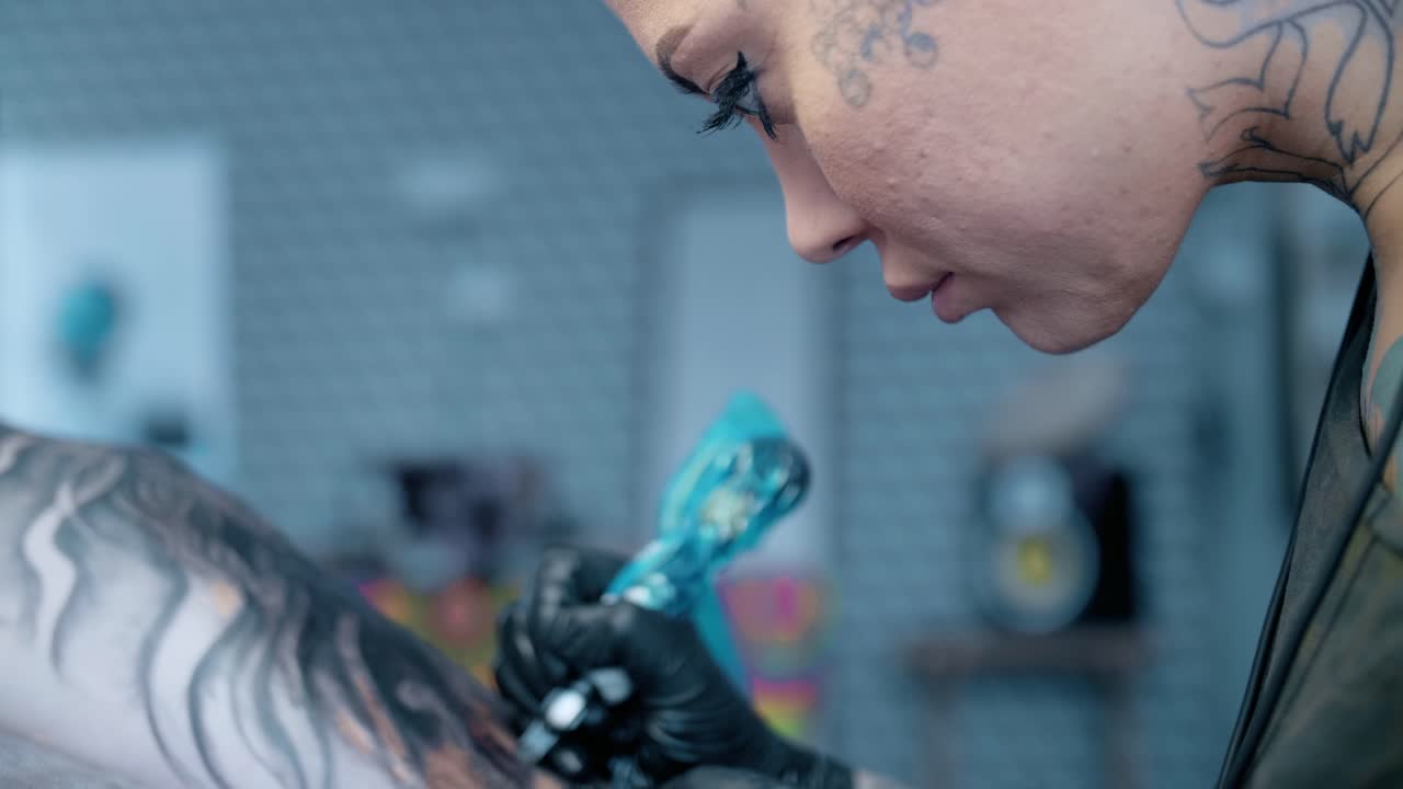 artista del tatuaje en el trabajo