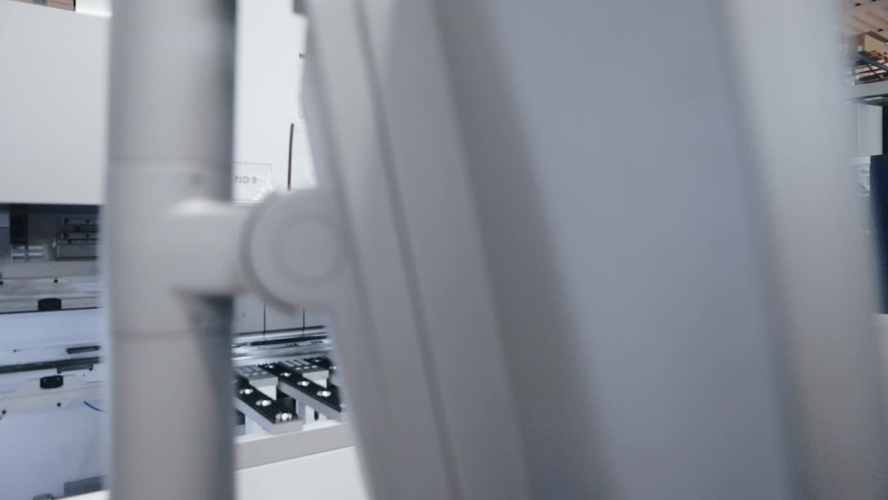 автоматическая компьютеризированная cnc-машина для изгиба листовых металлических изделий на заводе