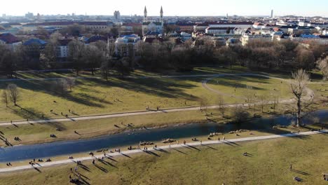 jardín inglés munich tarde febrero 2019 desde arriba 4k