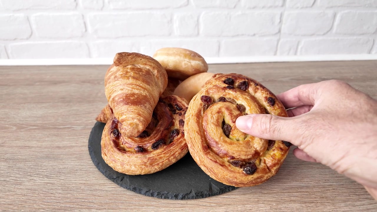 Pasticcini assortiti e cornetti freschi.