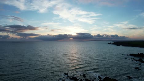 puesta de sol de invierno de waterford en la costa de cobre, en una tarde fría y brillante