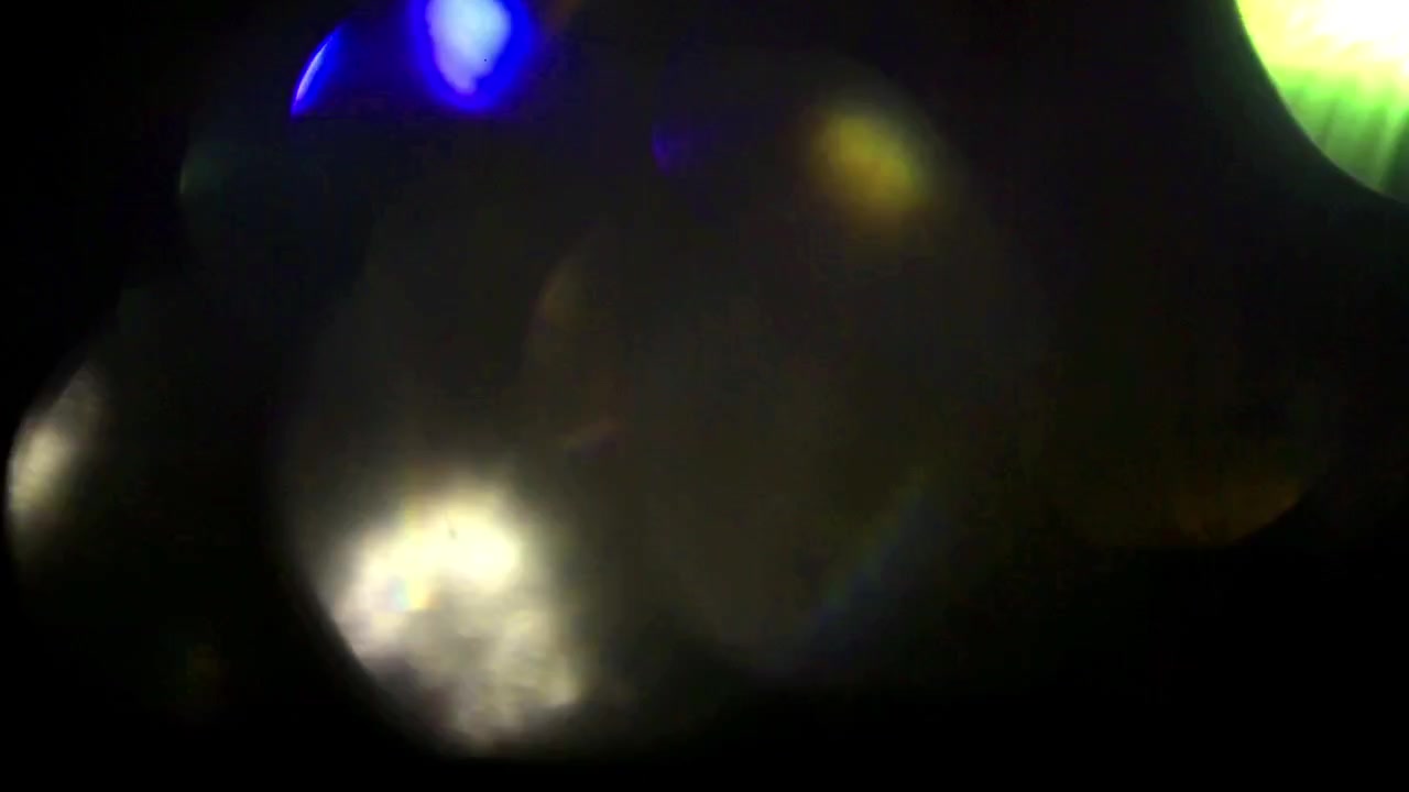 Perdite di luce astratte ed effetti luce lente su sfondo nero