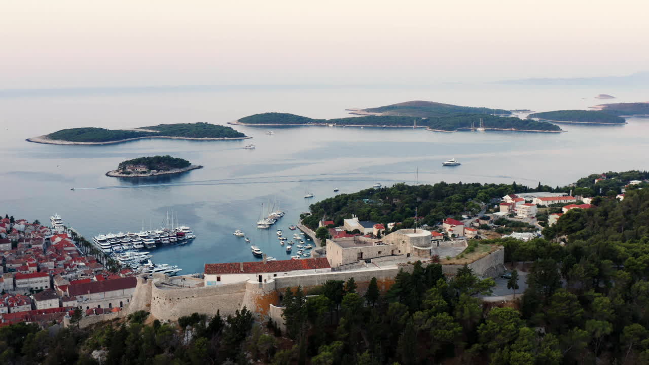 크로아티아의 호화 요트 항구가 있는 유명한 흐바르 섬과 구시가의 공중 전망 - 드론 샷