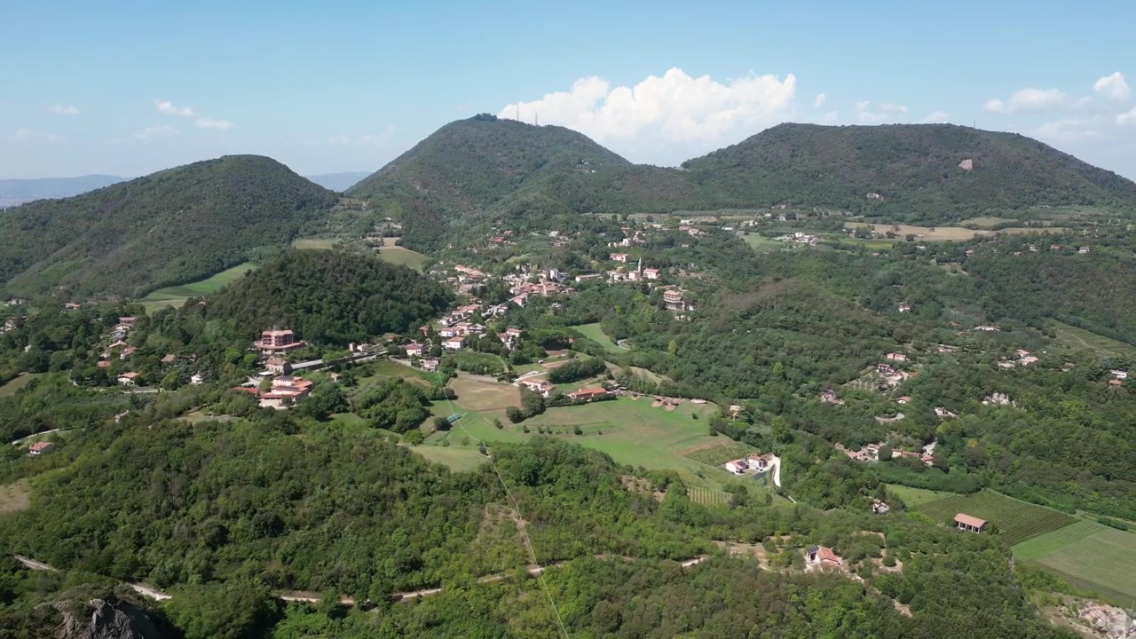 Riprese aeree con drone del Monte Pendice in Italia: formazioni rocciose aspre, pendii boscosi e paesaggio panoramico dei Colli Euganei sotto la luce naturale. Ideale per progetti di natura e viaggio.