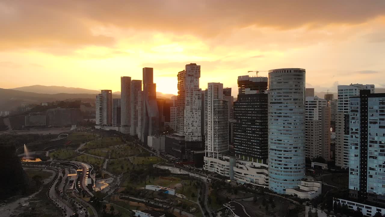 rascacielos del centro de santa fe durante la puesta de sol con vista aérea con vistas al paisaje urbano de méxico