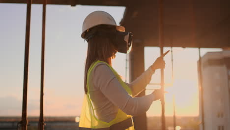 Una-Trabajadora-Con-Chaleco-Reflectante-Tiene-Experiencia-Con-Auriculares-VR