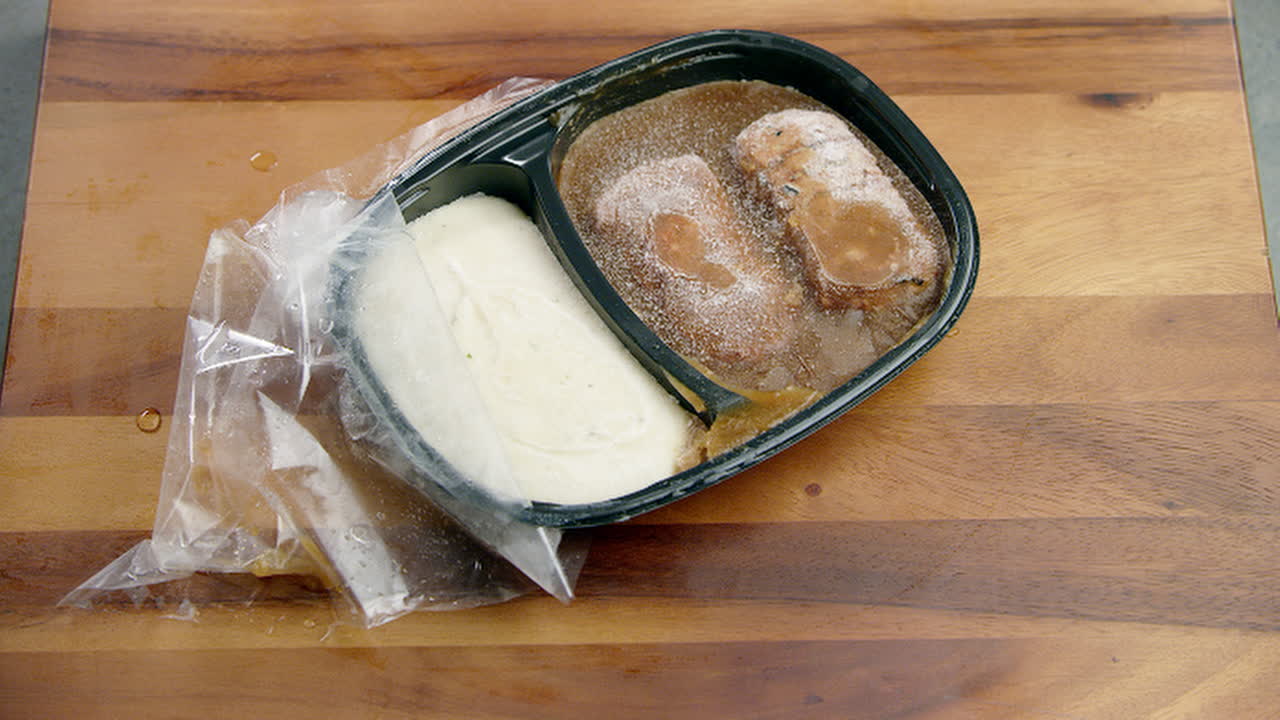 상온에서 녹고 배고파서 픽업되는 포장된 냉동 얼음 식사 음식